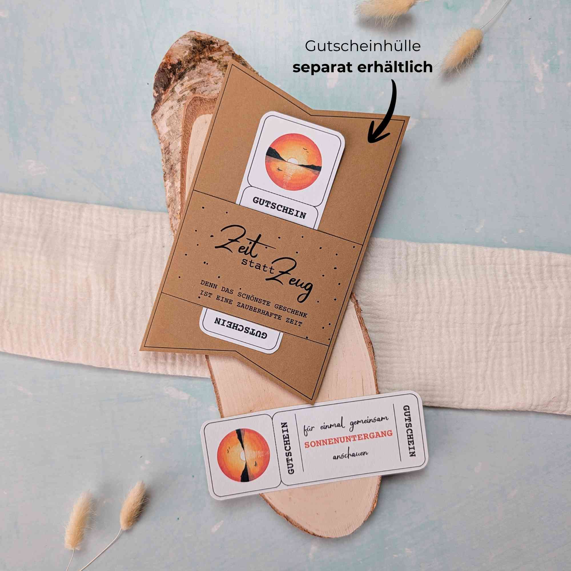 Sonnenuntergang Gutschein Vorlage Sonnenuntergang Gutschein Vorlage zum Ausdrucken. Der Gutschein steckt in einer Gutscheinkarte, auf der steht „Zeit statt Zeug“. Diese Gutscheinkarte muss separat erworben werden. Liebevoll gestaltete Druckvorlagen, um ganz einfach einen Gutschein Sonnenuntergang selber basteln zu können.