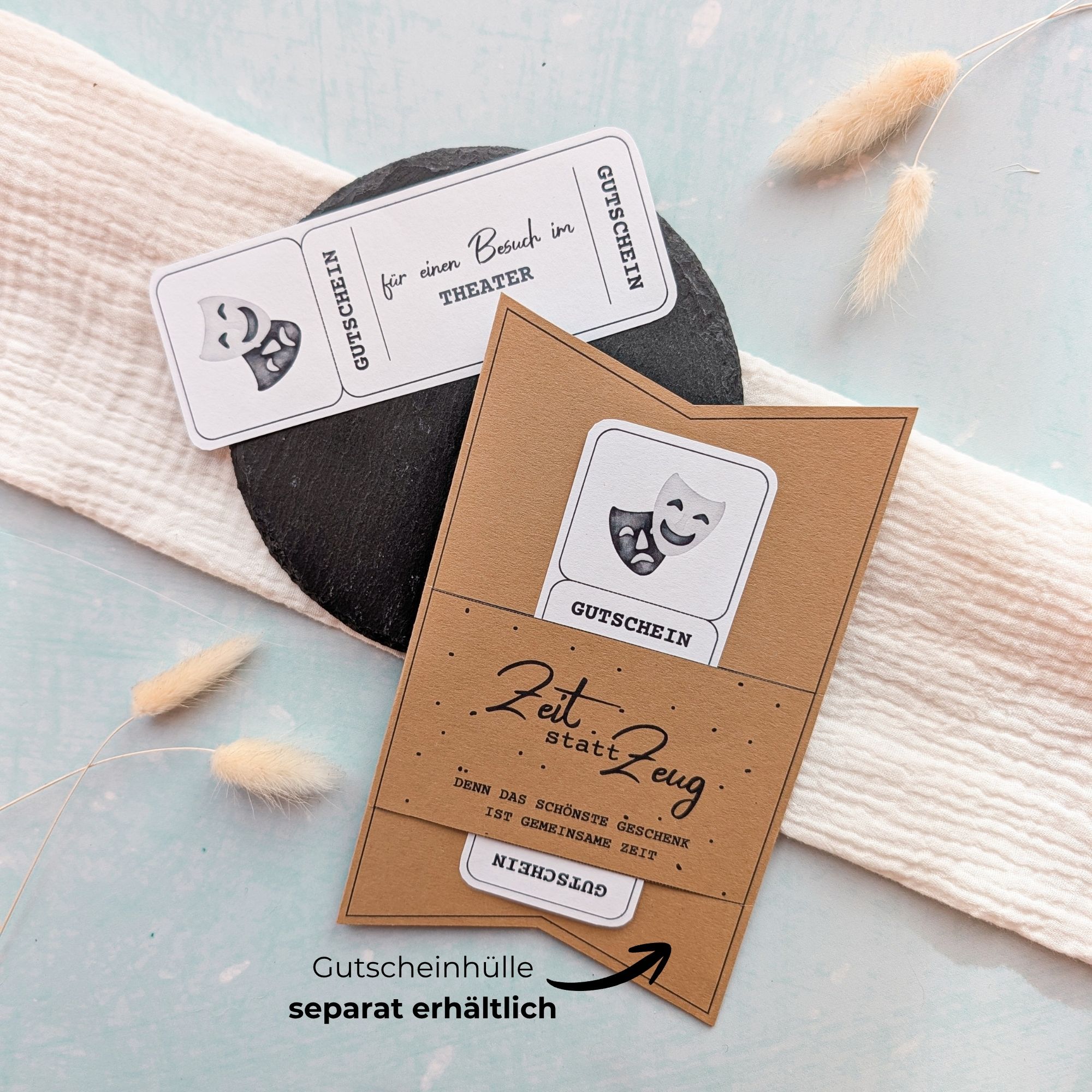 Theater Gutschein Druckvorlage1 Theater Gutschein Vorlage zum Ausdrucken. Der Gutschein steckt in einer Gutscheinkarte, auf der steht „Zeit statt Zeug“. Diese Gutscheinkarte muss separat erworben werden. Liebevoll gestaltete Druckvorlagen, um ganz einfach einen Gutschein Theater selber basteln zu können.