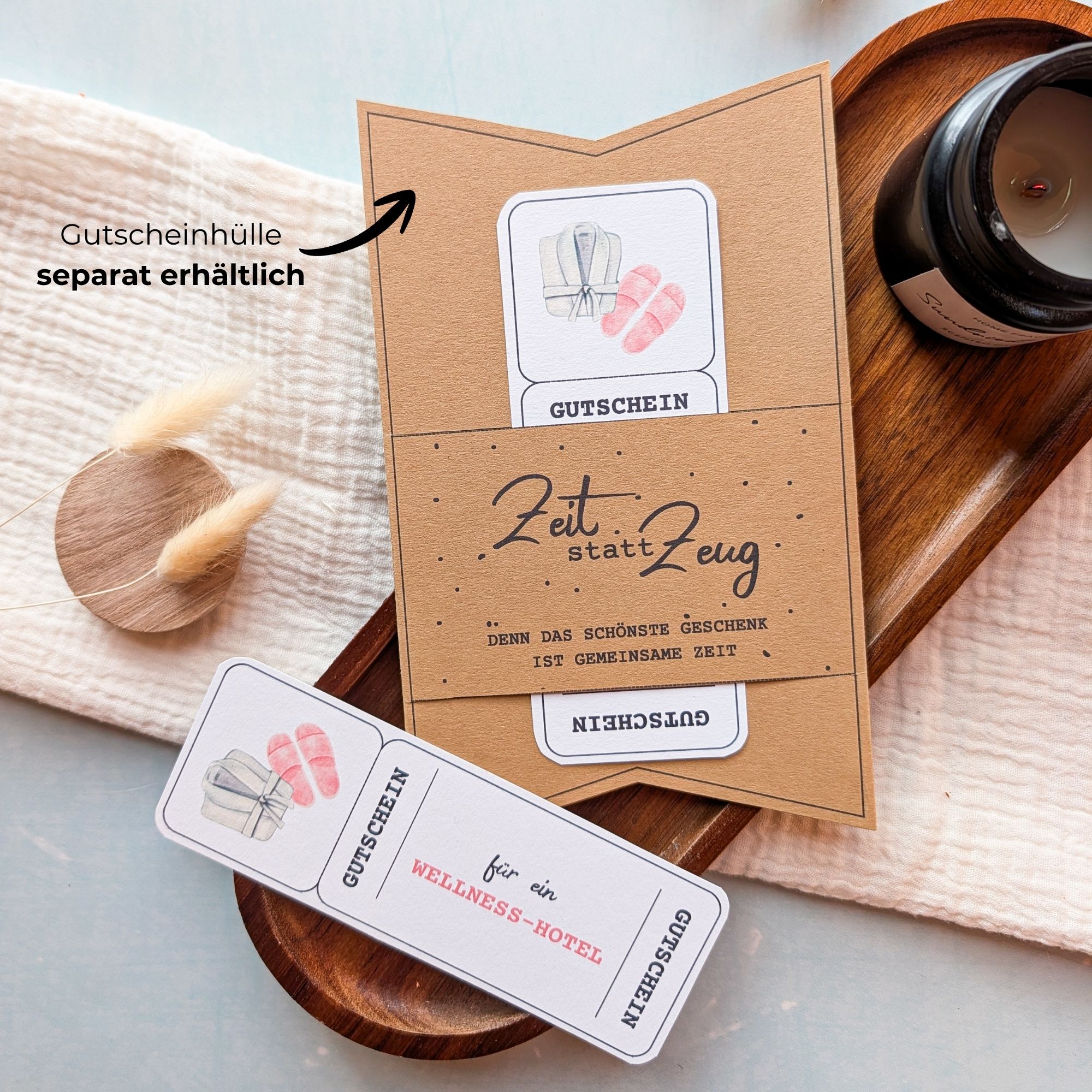 Wellness-Hotel Gutschein Vorlage Wellness-Hotel Gutschein Vorlage zum Ausdrucken. Der Gutschein steckt in einer Gutscheinkarte, auf der steht „Zeit statt Zeug“. Diese Gutscheinkarte muss separat erworben werden. Liebevoll gestaltete Druckvorlagen, um ganz einfach einen Gutschein Wellness-Hotel selber basteln zu können.