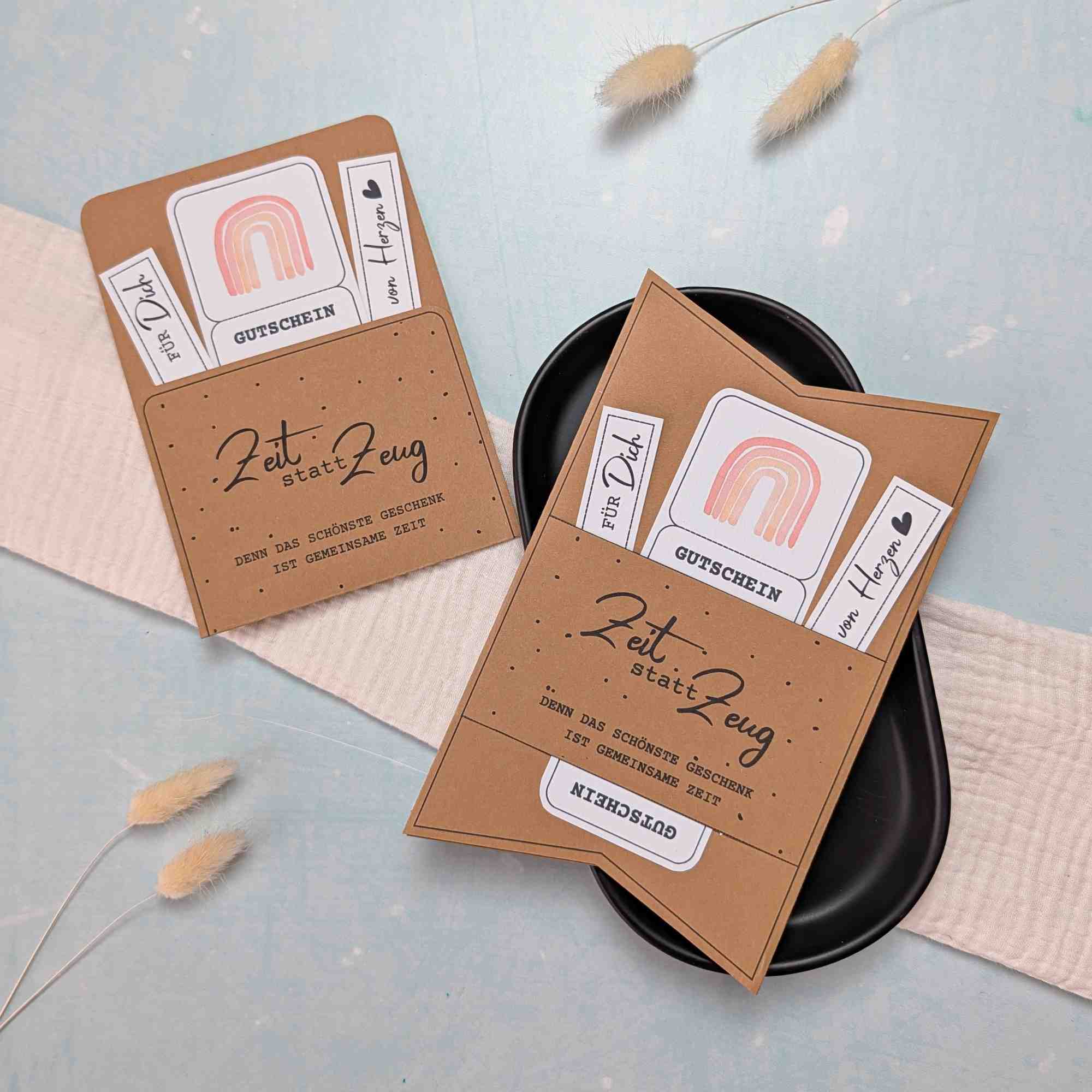 Zeit statt Zeug Gutscheinkarte Gutscheinhülle Druckvorlage Gutschein Zeit statt Zeug verpacken. Druckvorlage für eine Gutscheinkarte bzw. Gutscheinhülle, auf der steht „Zeit statt Zeug. Denn das schönste Geschenk ist gemeinsame Zeit“.
