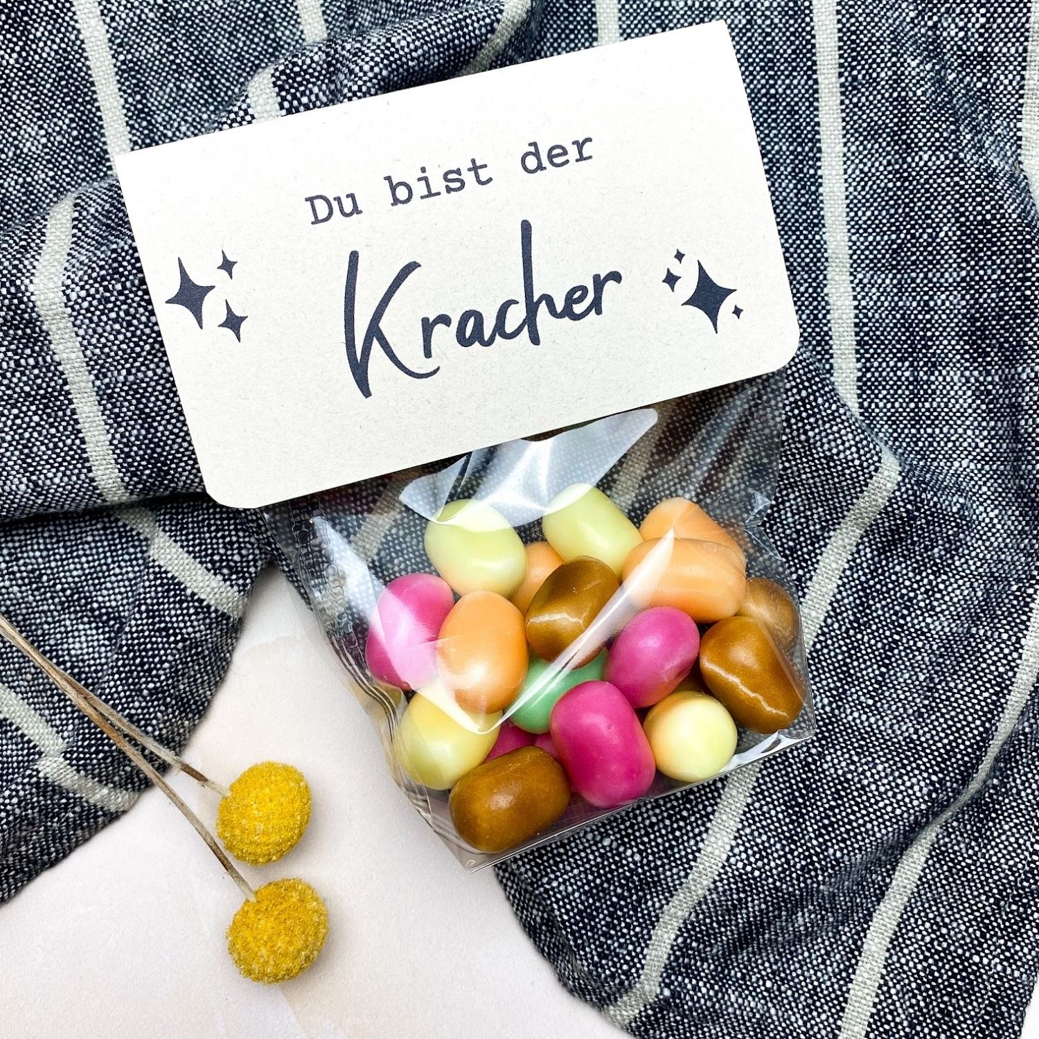 Fertige MAOAM Kracher Geschenkidee mit Etikett „Du bist der Kracher“ und bunten Bonbons in Klarsichttüte – liebevoll gestaltete DIY Vorlage zum Ausdrucken.